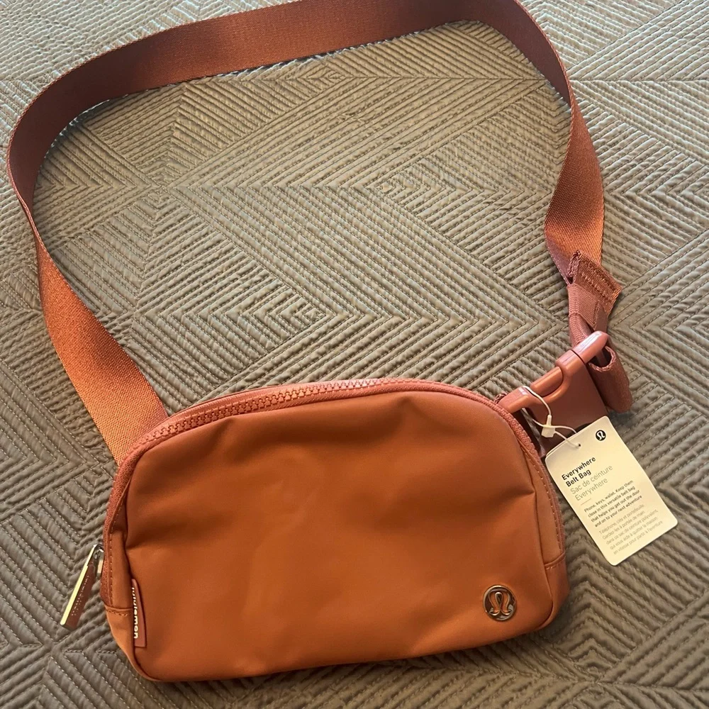 Lululemon Everyday Belt Bag in Briar Rose - Picture 3 of 6